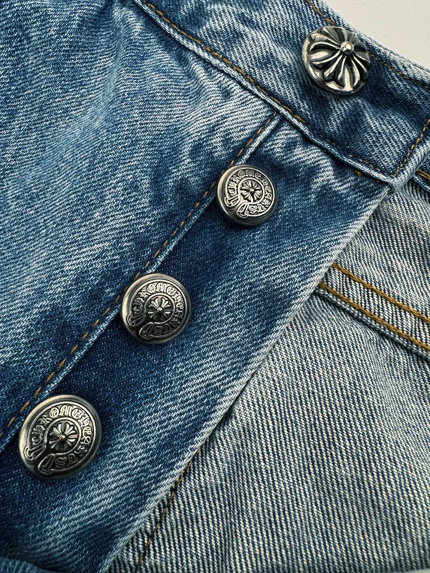 P660 Chrome Hearts Cross Logo Jeans Customized textured cotton denim with dark bamboo rhyme. Fine texture, comfortable and close to the skin. Mist indigo. A denim poem dyed with time. The black leather cross patch is used as the anchor. Every inch of touch hides untamed wildness. The right-angled outline of the cross conveys rebellion, forming a large-scale chaos. The kraft paper and pocket logo plate at the rear waistband sway slightly with the swing of the body. It adds a dynamic and vitality, interprets the perfect blend of retro and luxury, and makes the pants an attitude statement when worn. Process 1: Prioritize the customization of 1:1 original denim material, stir-fry snowballs, stir-fry salt, and prepare a special corresponding solution. Add a certain amount of dye, soak the denim material in it to absorb the solvent, and then scrub and dry it to further fade and oxidize. Process 2: Use fried sand hand-rubbing technology to cause natural fading and wear on the surface of the denim material by processing it on a sand frying machine. Then use special tools to physically damage the surface of the jeans by hand, maintaining the original texture and details while adding to their uniqueness. Process 3: Combining the rubbing and wrinkling whisker technology and the gun-drawing whisker technique. Prioritize manual rubbing in specific areas to achieve a natural wrinkle effect, and then use specific tools to draw the whisker-shaped texture to achieve a full visual effect. Process 4: Use the rotten edge hanging technology on the holes to achieve the natural rotten edge effect by rubbing the edges with physical abrasion. Combining high-temperature steam and sandpaper. Remove fiber hairiness and color difference to give jeans a unique hole and wear effect. Accessories: Customized 1:1 CH Nipple nails Customized 1:1 CH Shake your head buckle Customized 1:1 CH Big cross buckle Customized 1:1 CH genuine leather cross Customized 1:1 CH Kraft paper label Customized 1:1 CH Iron plate Customized 1:1 CH trademark Version: Loose version Size: 28 30 32 34 Style number: CC901